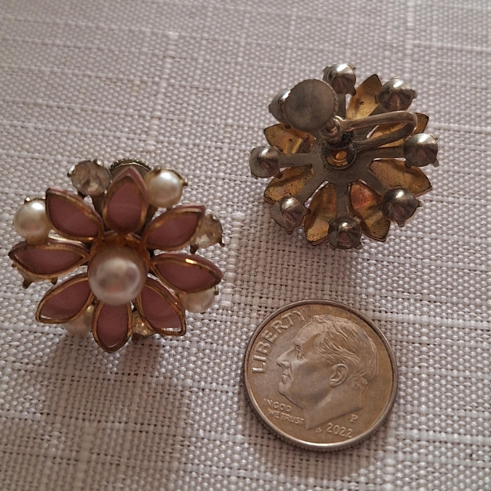 VTG Enamel Flower Screwback Earrings Pink Daisy Pearl Rhinestone Gold FABULOUS! - Picture 6 of 6